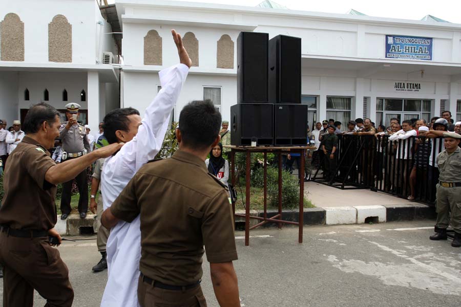 Jaksa Hukum Cambuk Tujuh Penjudi di Bireuen